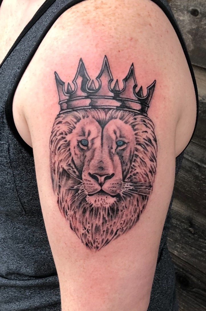 lion with crown tattoo, blue eyes, crown tattoo, black and grey tattoo, Johnny calico